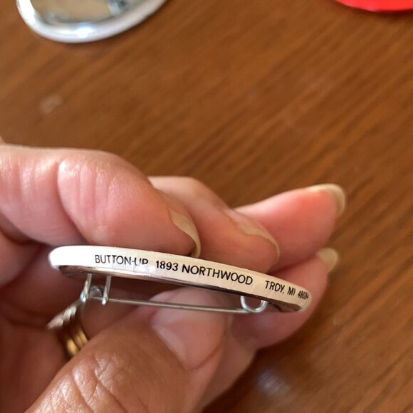 5 Christmas button pins - Picture 9 of 9